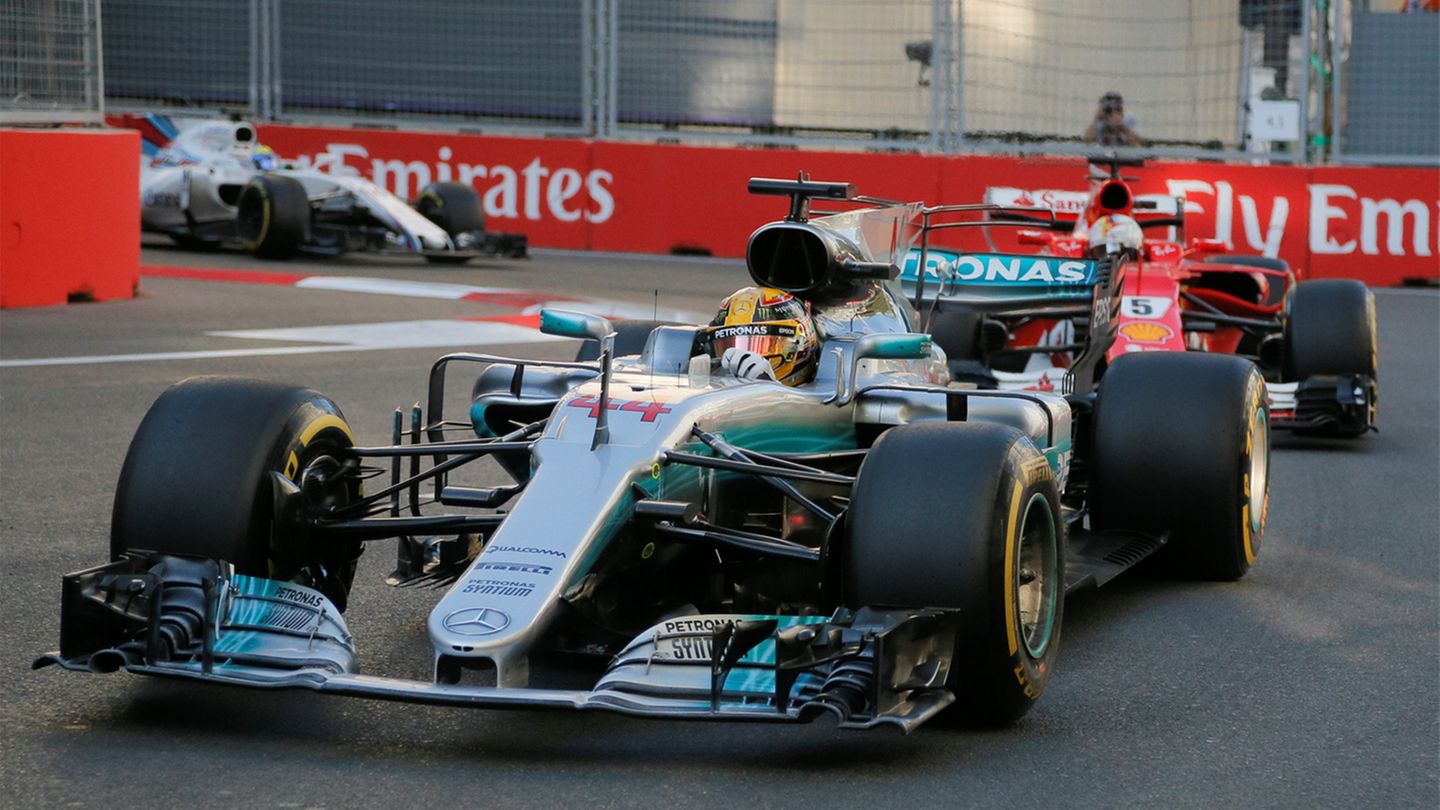 Sebastian Vettel verfolgt Lewis Hamilton