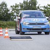 Sensoren erkennen Gefahrenstellen und das System reagiert