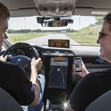 Auch bei Fahrerablenkung warnt die Technik vor gefährlichen Situationen