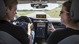 Auch bei Fahrerablenkung warnt die Technik vor gefährlichen Situationen