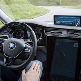 Bei Bedarf wird das Auto mit dem Drehregler in der Mittelkonsole gesteuert