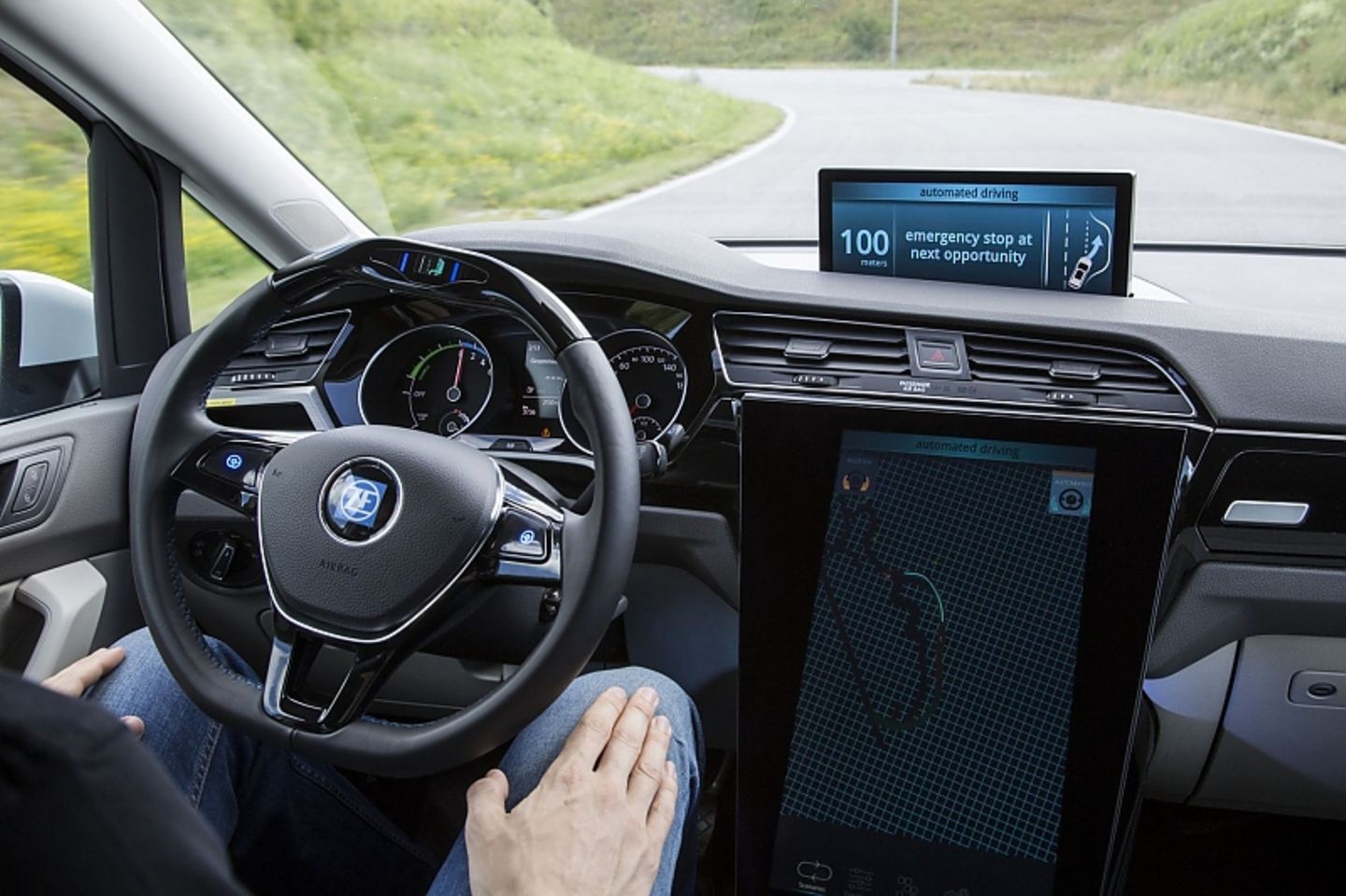 Bei Bedarf wird das Auto mit dem Drehregler in der Mittelkonsole gesteuert