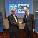 ZF und Hella gehen eine Kooperation ein. (Bild: ZF-Chef Dr. Stefan Sommer und Hella Vorsitzender der Geschäftsführung Dr. Rolf B