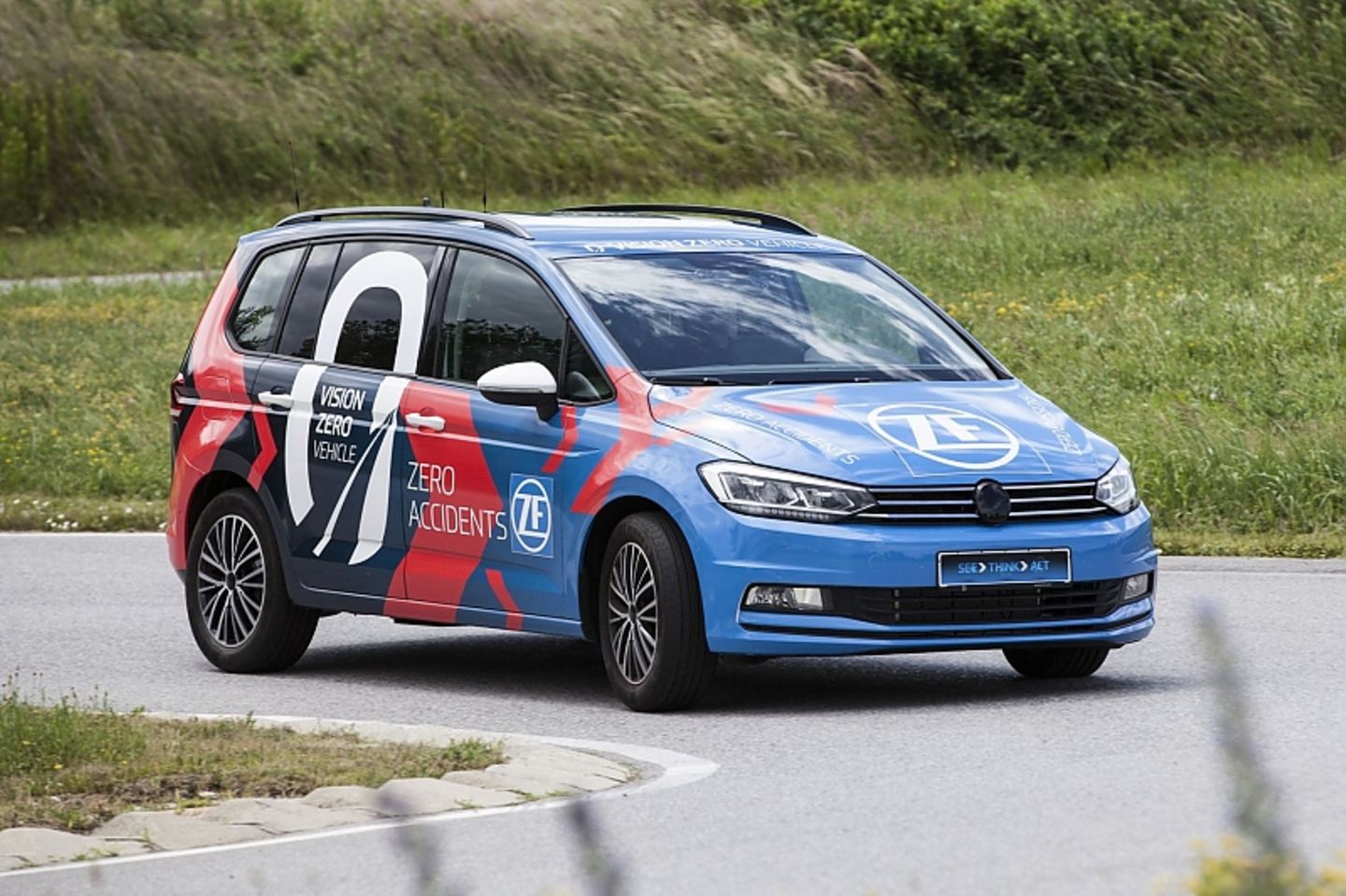 Unter der Hülle des VW Touran steckt ein 150 kW-Elektromotor, der in die Hinterachse integriert ist