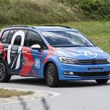 Unter der Hülle des VW Touran steckt ein 150 kW-Elektromotor, der in die Hinterachse integriert ist