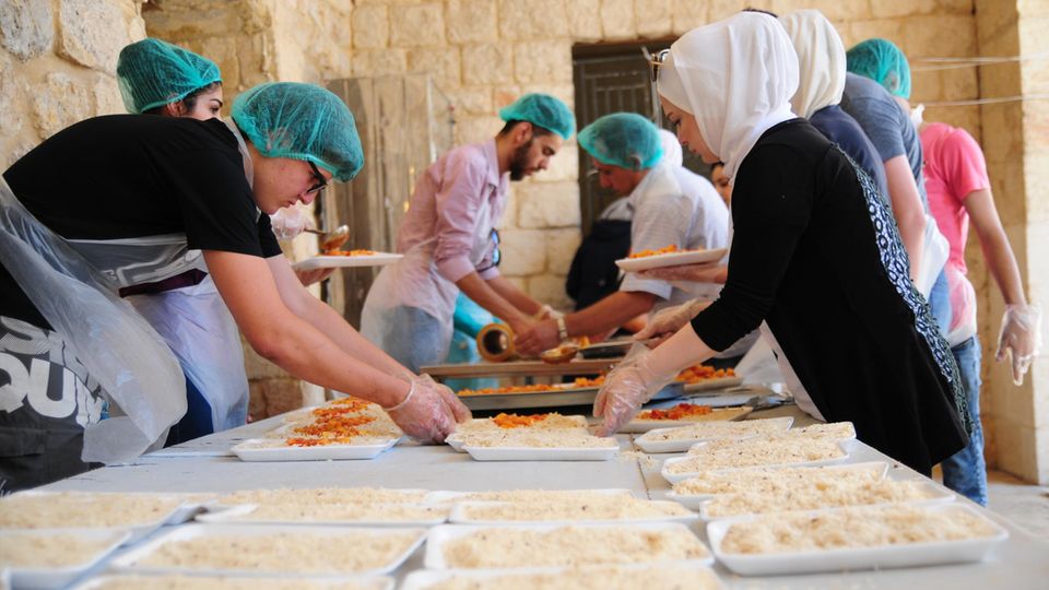 Freiwillige Helfer bereiten Mahlzeiten für Bedürftige in Aleppo vor, um sie zum Fastenbrechen zu verteilen