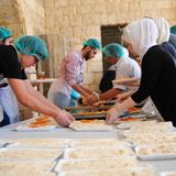 Freiwillige Helfer bereiten Mahlzeiten für Bedürftige in Aleppo vor, um sie zum Fastenbrechen zu verteilen