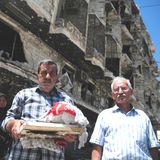 Der Syrer Abdelrahman Hamidan mit Fundstücken aus den Trümmern seines Hauses