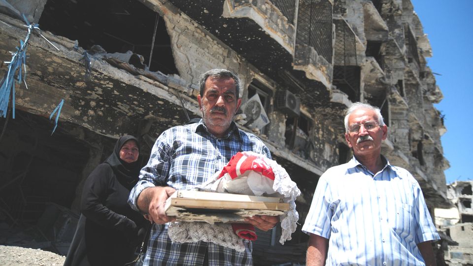 Der Syrer Abdelrahman Hamidan mit Fundstücken aus den Trümmern seines Hauses