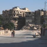 Ein Vater geht mit seiner Tochter in der Nähe der alten Zitadelle von Aleppo spazieren