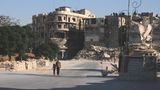 Ein Vater geht mit seiner Tochter in der Nähe der alten Zitadelle von Aleppo spazieren