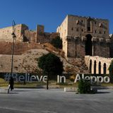 "Believe in Aleppo": Vor der Zitadelle der zerstörten Stadt wurde ein Schriftzug angebracht, der Hoffnung machen soll