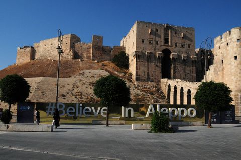 "Believe in Aleppo": Vor der Zitadelle der zerstörten Stadt wurde ein Schriftzug angebracht, der Hoffnung machen soll