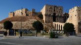 "Believe in Aleppo": Vor der Zitadelle der zerstörten Stadt wurde ein Schriftzug angebracht, der Hoffnung machen soll