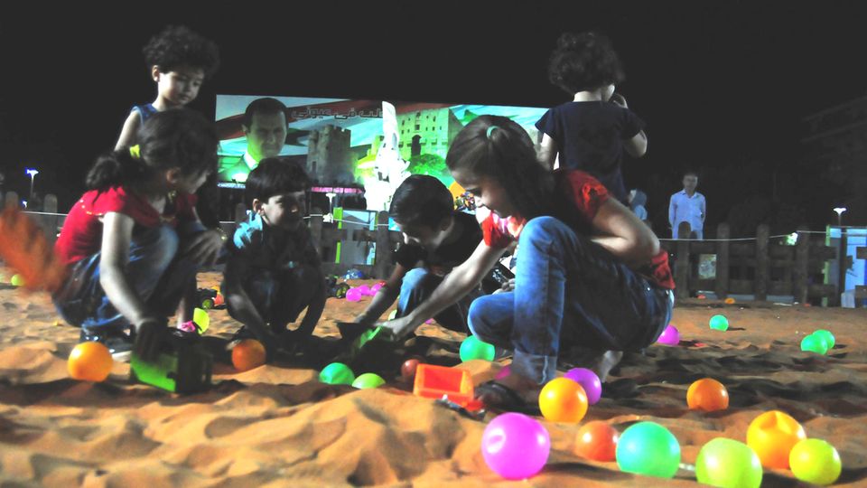 Kinder spielen nach dem Fastenbrechen bei einer öffentlichen Veranstaltung im Zentrum Aleppos