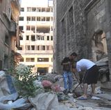 Anwohner räumen im Westen Aleppos Trümmer und Schutt von der Straße