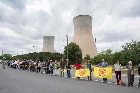 Demonstration vor dem Atomkraftwerk Tihange in Belgien