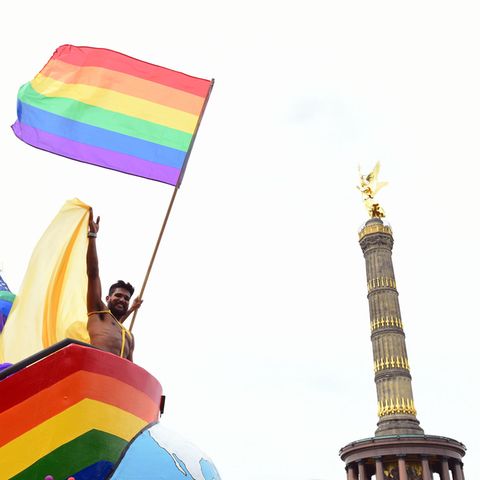 Regenbogenflaggen vor der Siegessäule in Berlin - bald gibt es also wirklich, wirklich die Ehe für alle auch in Deutschland
