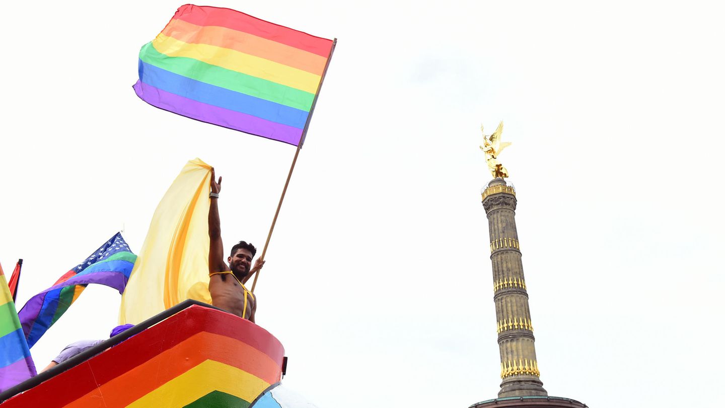 Regenbogenflaggen vor der Siegessäule in Berlin - bald gibt es also wirklich, wirklich die Ehe für alle auch in Deutschland