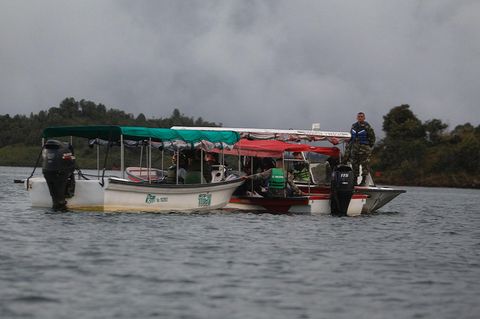 Soldaten und Rettungskräfte suchen am Ort des Schiffsunglücks auf einem Stausee in Kolumbien nach Vermissten