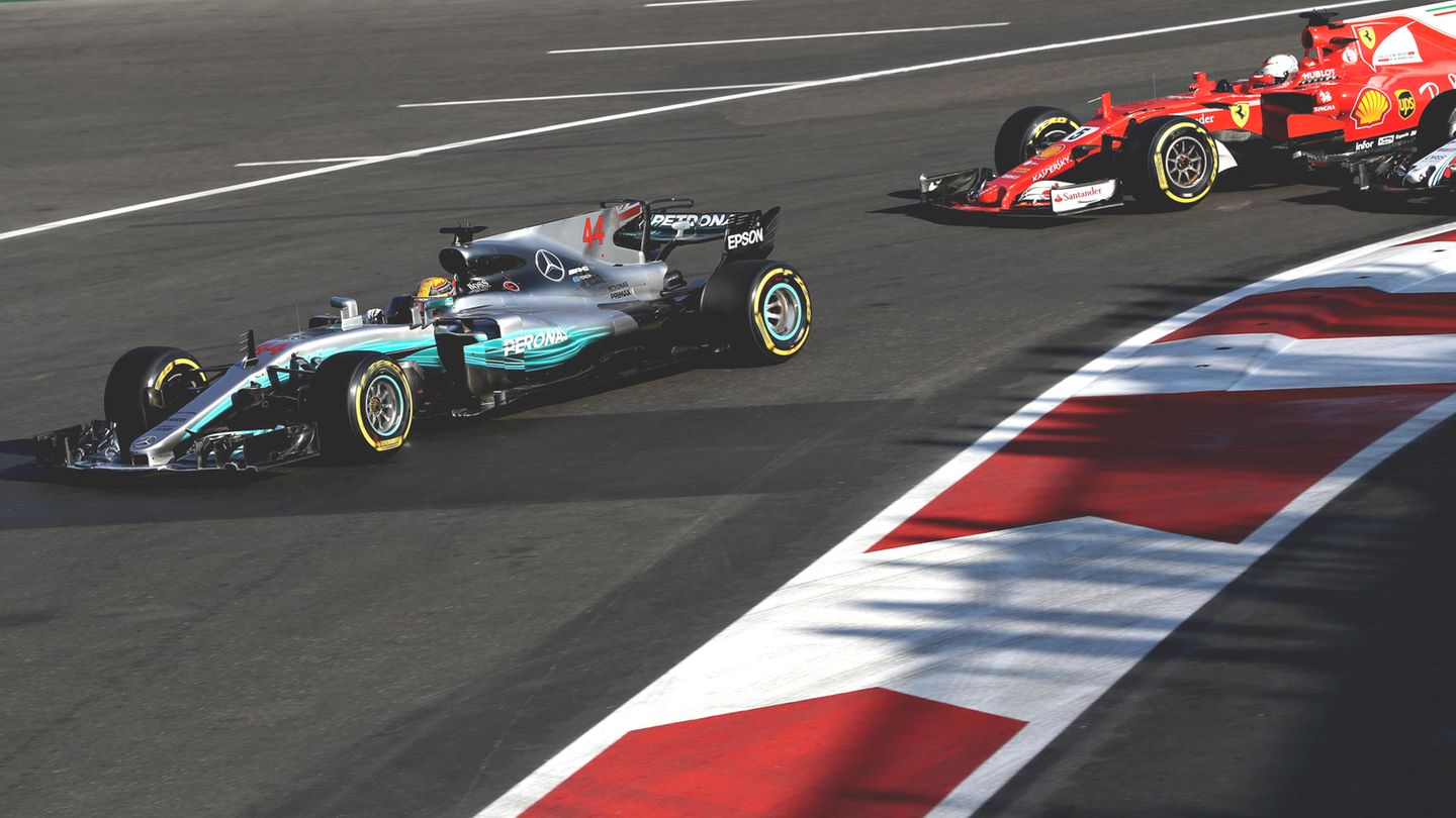 Zweikampf mit fragwürdigen Mitteln in Baku: Lewis Hamilton in seinem Mercedes F1 WO8 vor Sebastian Vettel im Ferrari SF70H