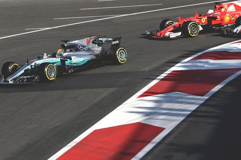 Zweikampf mit fragwürdigen Mitteln in Baku: Lewis Hamilton in seinem Mercedes F1 WO8 vor Sebastian Vettel im Ferrari SF70H