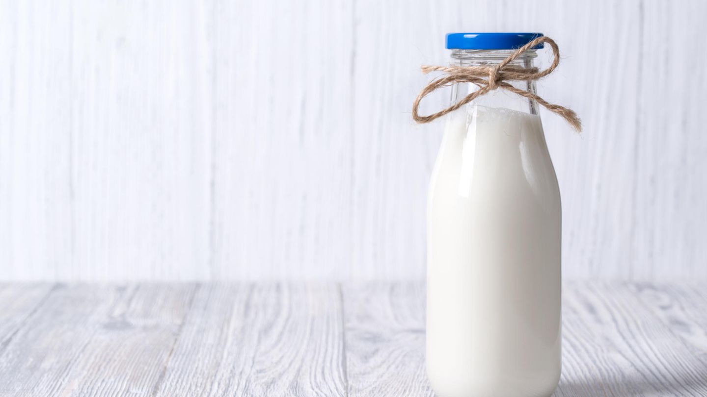 Tiefkühltruhe: Zu viel Milch gekauft? Kein Problem: Geben Sie einen Schluck in Ihren Kaffee oder trinken Sie etwas davon, so kann sich die gefrorene Milch in der Milchtüte besser ausdehnen. Zum Auftauen: Stellen Sie die gefrorene Milch für zwei Tage in den Kühlschrank bis sie völlig aufgetaut ist, schütteln Sie sie dann gut durch. Milch sollte nicht länger als vier bis sechs Wochen eingefroren werden. Zu viel Milch gekauft? Kein Problem: Geben Sie einen Schluck in Ihren Kaffee oder trinken Sie etwas davon, so kann sich die gefrorene Milch in der Milchtüte besser ausdehnen. Zum Auftauen: Stellen Sie die gefrorene Milch für zwei Tage in den Kühlschrank bis sie völlig aufgetaut ist, schütteln Sie sie dann gut durch. Milch sollte nicht länger als vier bis sechs Wochen eingefroren werden.