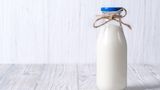 Zu viel Milch gekauft? Kein Problem: Geben Sie einen Schluck in Ihren Kaffee oder trinken Sie etwas davon, so kann sich die gefrorene Milch in der Milchtüte besser ausdehnen. Zum Auftauen: Stellen Sie die gefrorene Milch für zwei Tage in den Kühlschrank bis sie völlig aufgetaut ist, schütteln Sie sie dann gut durch. Milch sollte nicht länger als vier bis sechs Wochen eingefroren werden.