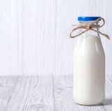 Zu viel Milch gekauft? Kein Problem: Geben Sie einen Schluck in Ihren Kaffee oder trinken Sie etwas davon, so kann sich die gefrorene Milch in der Milchtüte besser ausdehnen. Zum Auftauen: Stellen Sie die gefrorene Milch für zwei Tage in den Kühlschrank bis sie völlig aufgetaut ist, schütteln Sie sie dann gut durch. Milch sollte nicht länger als vier bis sechs Wochen eingefroren werden.