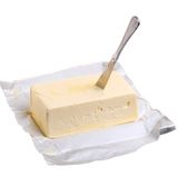 Butter einfrieren ist simpel. Sie können die Butter einfach in der Originalverpackung in den Tiefkühler legen. Butter hält sich mindestens sechs Monate im Froster. 