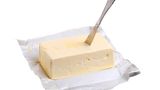 Butter einfrieren ist simpel. Sie können die Butter einfach in der Originalverpackung in den Tiefkühler legen. Butter hält sich mindestens sechs Monate im Froster. 