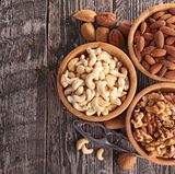 Nüsse kann man im Plastikbeutel oder in einer Plastikdose einfrieren. So halten Sie sich bis zu acht Monate und werden nicht ranzig.