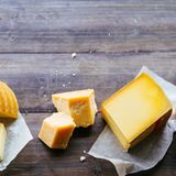 In der Originalverpackung kann man Käse wunderbar einfrieren, man sollte ihn aber in Plastik einwickeln. Weicher Käse hält sich gefroren einen Monat, Hartkäse bis zu sechs Monate. Auftauen sollte man den Käse über Nacht im Kühlschrank.