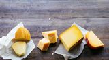 In der Originalverpackung kann man Käse wunderbar einfrieren, man sollte ihn aber in Plastik einwickeln. Weicher Käse hält sich gefroren einen Monat, Hartkäse bis zu sechs Monate. Auftauen sollte man den Käse über Nacht im Kühlschrank.