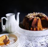 Sie haben Kuchen gebacken - und die Gäste haben ihn nicht aufgegessen? Kein Problem. Kuchen und Kekse kann man problemlos einfrieren. Am besten in einem luftdichten Plastikbehälter oder eingewickelt mit Plastikfolie. Kuchen und Kekse halten so bis zu einem Monat. Auftauen kann man das Gebäck beispielsweise im Ofen oder in der Mikrowelle, so ist er wie frisch gebacken.