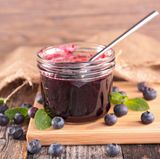 Wer auch im Winter frische Marmelade genießen möchte, sollte sie einfrieren. Das geht sogar mit Glas, weil sich Marmelade nicht ausdehnt. Zum Auftauen über Nacht in den Kühlschrank stellen. Sie sollten die Marmelade innerhalb eines Jahres essen, sonst verliert sie an Aroma.