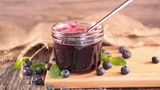 Wer auch im Winter frische Marmelade genießen möchte, sollte sie einfrieren. Das geht sogar mit Glas, weil sich Marmelade nicht ausdehnt. Zum Auftauen über Nacht in den Kühlschrank stellen. Sie sollten die Marmelade innerhalb eines Jahres essen, sonst verliert sie an Aroma.