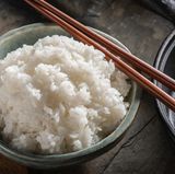 Sie haben Reis vom Vortag über? Frieren Sie ihn ein und verwenden Sie ihn bei Bedarf. Wichtig: Lassen Sie den Reis vollständig auskühlen, bevor Sie ihn einfrieren. Zum Auftauen: Geben Sie den Reis in einen Topf mit etwas Wasser und erhitzen Sie ihn langsam.