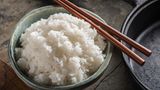 Sie haben Reis vom Vortag über? Frieren Sie ihn ein und verwenden Sie ihn bei Bedarf. Wichtig: Lassen Sie den Reis vollständig auskühlen, bevor Sie ihn einfrieren. Zum Auftauen: Geben Sie den Reis in einen Topf mit etwas Wasser und erhitzen Sie ihn langsam.