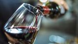 Sie haben eine Flasche Wein geöffnet, werden ihn aber in den nächsten Tagen nicht trinken? Dann frieren Sie ihn ein - beispielsweise als Eiswürfel oder in einem Plastikbeutel. So haben Sie immer Wein zum Kochen zum Beispiel für Saucen zur Hand.
