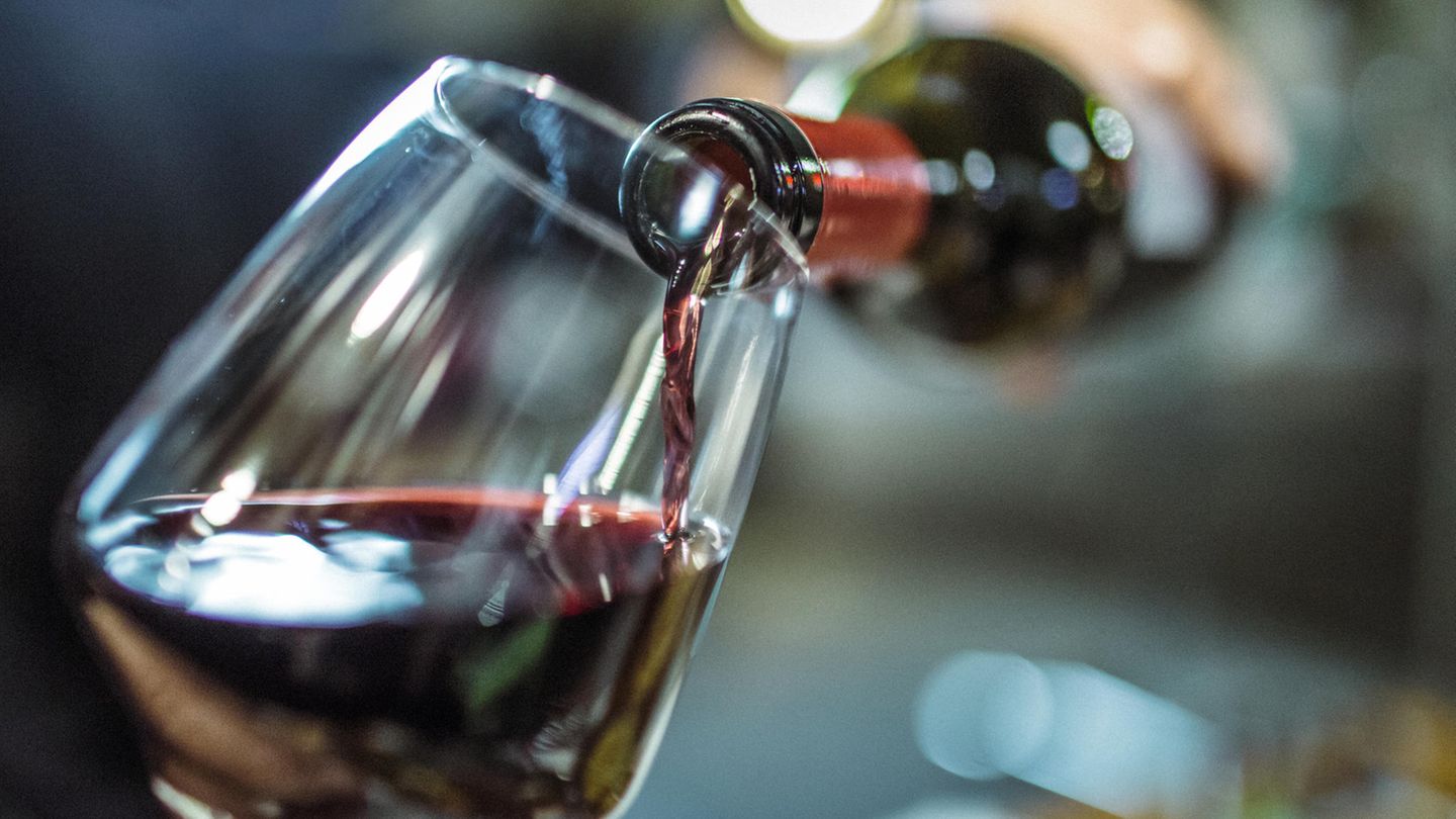 Sie haben eine Flasche Wein geöffnet, werden ihn aber in den nächsten Tagen nicht trinken? Dann frieren Sie ihn ein - beispielsweise als Eiswürfel oder in einem Plastikbeutel. So haben Sie immer Wein zum Kochen zum Beispiel für Saucen zur Hand.