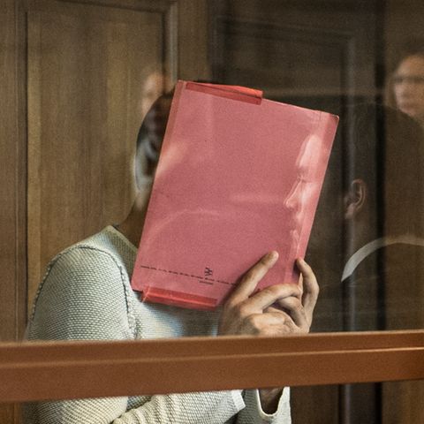 Svetoslav S, der mutmaßliche "U-Bahn-Treter" von Berlin, versteckte sich zum Prozessauftakt hinter einer roten Mappe