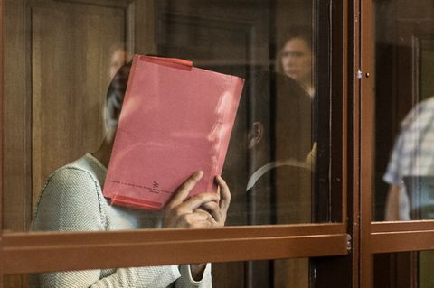 Svetoslav S, der mutmaßliche "U-Bahn-Treter" von Berlin, versteckte sich zum Prozessauftakt hinter einer roten Mappe