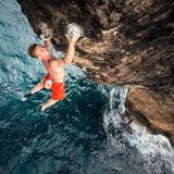 Spanien: Am Felsentor Magnus Midtbø baumelt am Gestein von "Es Pontas" in der Nähe von Santanyí auf Mallorca