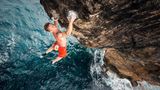 Spanien: Am Felsentor Magnus Midtbø baumelt am Gestein von "Es Pontas" in der Nähe von Santanyí auf Mallorca