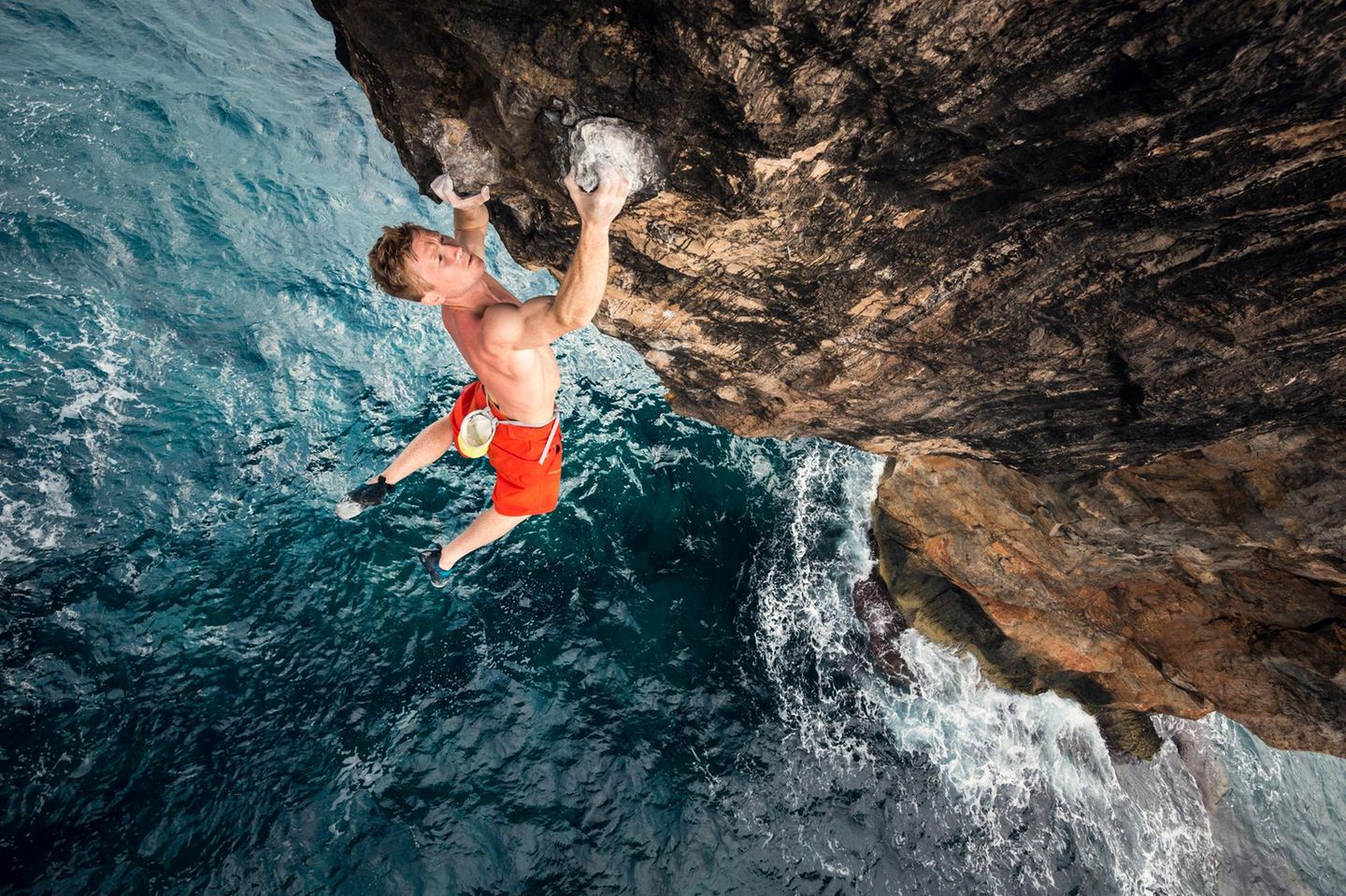 Spanien: Am Felsentor Magnus Midtbø baumelt am Gestein von "Es Pontas" in der Nähe von Santanyí auf Mallorca
