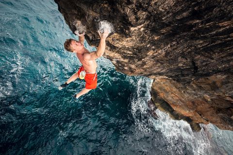 Spanien: Am Felsentor Magnus Midtbø baumelt am Gestein von "Es Pontas" in der Nähe von Santanyí auf Mallorca