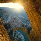 Spanien: Wie ein Vogel Midtbø in einer Felsenhöhle im Klettergebiet von Abella de la Conca im Süden der Pyrenäen