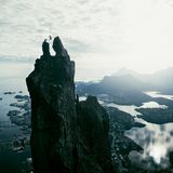 Norwegen: Beinahe im Himmel Gipfelsprung eines Kletterers über Svolvær auf den Lofoten-Inseln