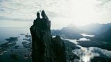 Norwegen: Beinahe im Himmel Gipfelsprung eines Kletterers über Svolvær auf den Lofoten-Inseln